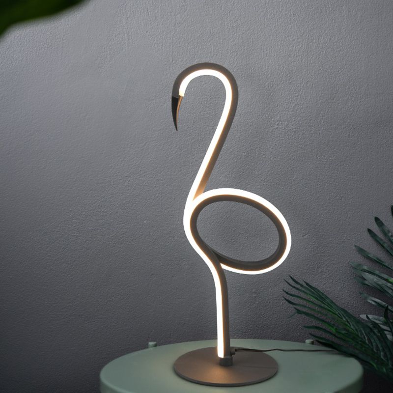 Musta metalli pöytävalaisin, Puk, 6W, 3000K LED, katkaisimella Musta metalli pöytävalaisin, Puk, 6W, 3000K LED, katkaisimella