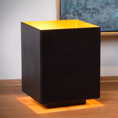 Musta metalli pöytävalaisin, Suzy, katkaisimella