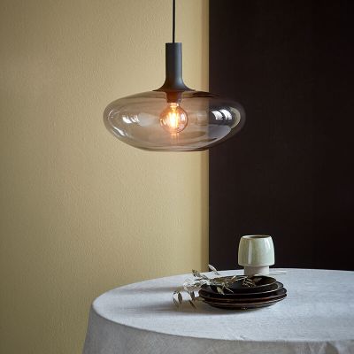 Musta lasi riippuvalaisin, Alton