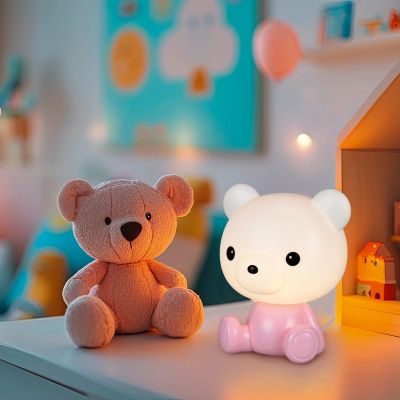 Vaaleanpunainen muovi lastenhuoneen pöytävalaisin, Lumibear, 0,3W, RGB LED, katkaisimella